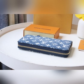 LV кошелек на молнии, модель M81226 Этот кошелек на молнии выпол