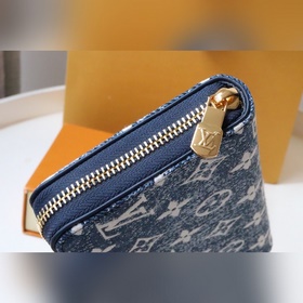 LV кошелек на молнии, модель M81226 Этот кошелек на молнии выпол