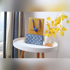 LV кошелек на молнии, модель M81226 Этот кошелек на молнии выпол
