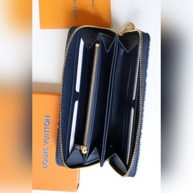 LV кошелек на молнии, модель M81226 Этот кошелек на молнии выпол