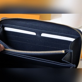 LV кошелек на молнии, модель M81226 Этот кошелек на молнии выпол