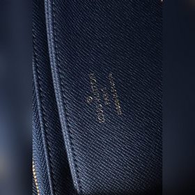 LV кошелек на молнии, модель M81226 Этот кошелек на молнии выпол