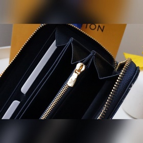 LV кошелек на молнии, модель M81226 Этот кошелек на молнии выпол