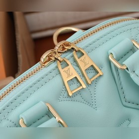 Сумка LV Alma BB Сохраняя дух стиля ар-деко 1930-х годов, эта сум