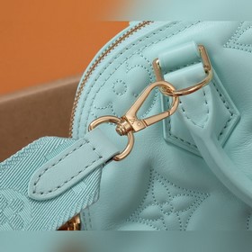 Сумка LV Alma BB Сохраняя дух стиля ар-деко 1930-х годов, эта сум