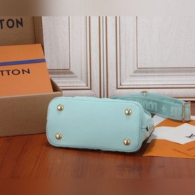 Сумка LV Alma BB Сохраняя дух стиля ар-деко 1930-х годов, эта сум