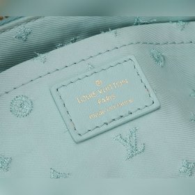 Сумка LV Alma BB Сохраняя дух стиля ар-деко 1930-х годов, эта сум