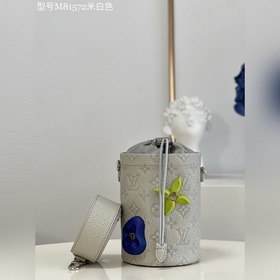 Сумка LV Chalk Pouch Представлена в коллекции осень-зима 2022 в с