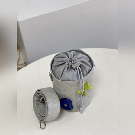 Сумка LV Chalk Pouch Представлена в коллекции осень-зима 2022 в с