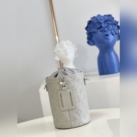 Сумка LV Chalk Pouch Представлена в коллекции осень-зима 2022 в с