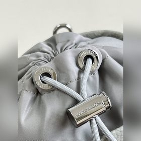 Сумка LV Chalk Pouch Представлена в коллекции осень-зима 2022 в с