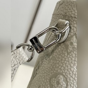 Сумка LV Chalk Pouch Представлена в коллекции осень-зима 2022 в с