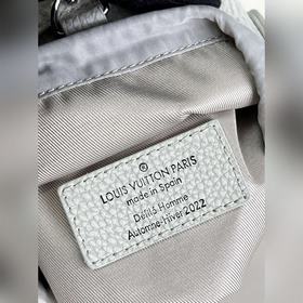 Сумка LV Chalk Pouch Представлена в коллекции осень-зима 2022 в с
