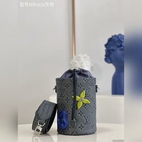 Сумка LV Chalk Pouch Представлена в коллекции осень-зима 2022 в с