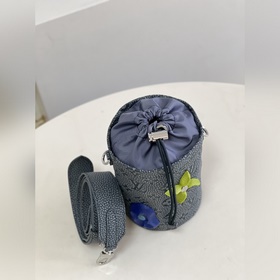 Сумка LV Chalk Pouch Представлена в коллекции осень-зима 2022 в с