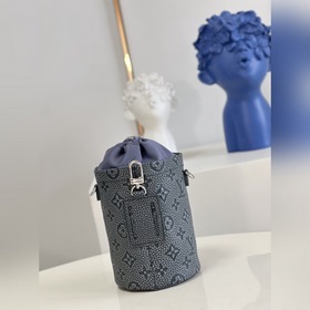 Сумка LV Chalk Pouch Представлена в коллекции осень-зима 2022 в с