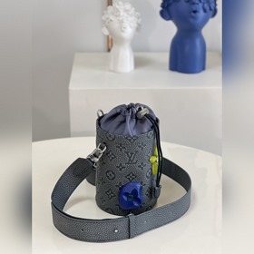 Сумка LV Chalk Pouch Представлена в коллекции осень-зима 2022 в с