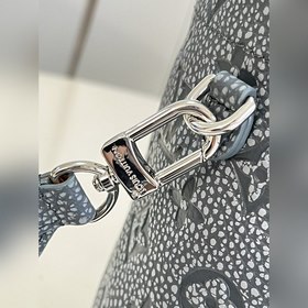 Сумка LV Chalk Pouch Представлена в коллекции осень-зима 2022 в с