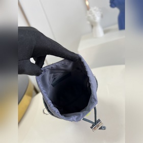 Сумка LV Chalk Pouch Представлена в коллекции осень-зима 2022 в с