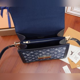 Средняя сумка LV Dauphine Мотив Monogram выполнен из выцветшего д