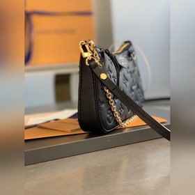 LV Модель M81066 Черная сумка Easy Pouch On Strap Цвет Весенняя 