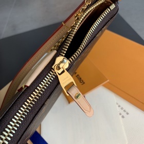 Сумка LV Easy Pouch On Strap, модель M81066 Вес： 0,25 кг.