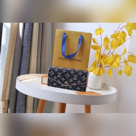 Кошелек LV Sarah, модель M81477 Является частью новой интерпретац