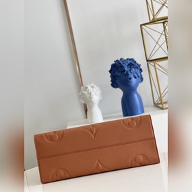 Сумка LV ONTHEGO С сумкой Onthego вы можете отправиться на работу