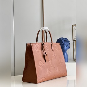 Сумка LV ONTHEGO С сумкой Onthego вы можете отправиться на работу