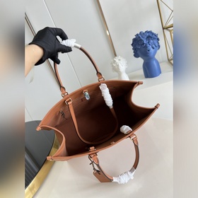 Сумка LV ONTHEGO С сумкой Onthego вы можете отправиться на работу