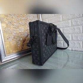 LV Модель 44952 Мягкий чемодан . Чемодан прямоугольной формы из т