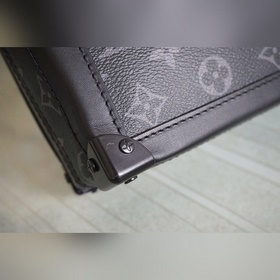 LV Модель 44952 Мягкий чемодан . Чемодан прямоугольной формы из т