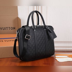 Полностью металлическая сумка Sirius от LV. Изготовлена из кожи D