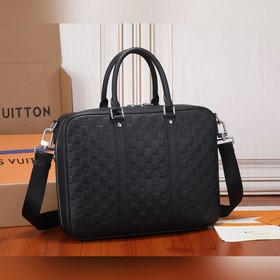 Полностью металлическая сумка Sirius от LV. Изготовлена из кожи D