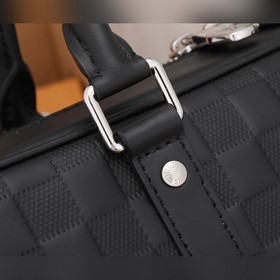 Полностью металлическая сумка Sirius от LV. Изготовлена из кожи D