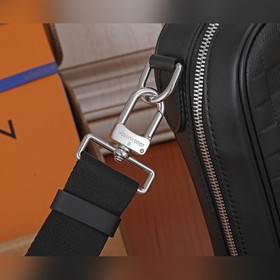 Полностью металлическая сумка Sirius от LV. Изготовлена из кожи D