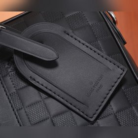 Полностью металлическая сумка Sirius от LV. Изготовлена из кожи D