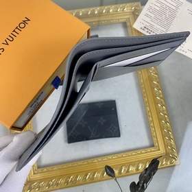 LV MULTIPLE Кошелек Модель M81383 Этот кошелек Louis Vuitton Mult
