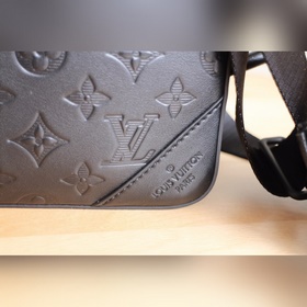 LV Модель 69827 Duo Почтовая сумка На коже Monogram Shadow выбит 