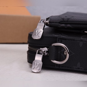 Сумка LV Trio Изготовлена из ткани Monogram Eclipse и Monogram Ec