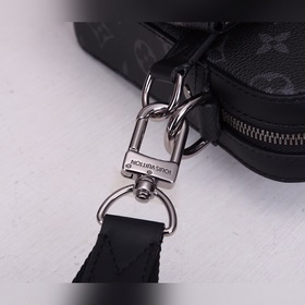 Сумка LV Trio Изготовлена из ткани Monogram Eclipse и Monogram Ec