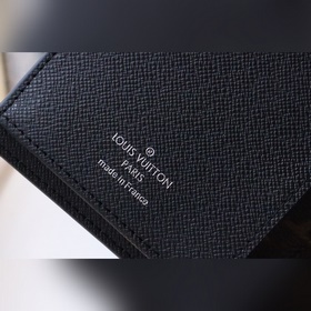 LV Модель M81538180 Данный кошелек Brazza изготовлен из ткани с п