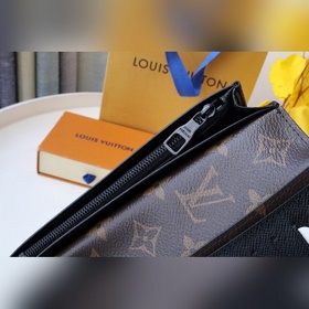 LV Модель M81538180 Данный кошелек Brazza изготовлен из ткани с п