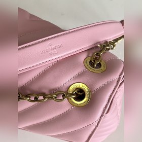 LV NEW WAVE Сумка с цепочкой  Сумка с цепочкой и V-образной стеж