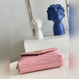 LV NEW WAVE Сумка с цепочкой  Сумка с цепочкой и V-образной стеж