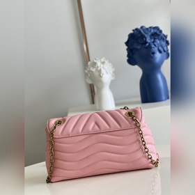 LV NEW WAVE Сумка с цепочкой  Сумка с цепочкой и V-образной стеж