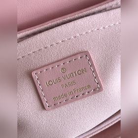 LV NEW WAVE Сумка с цепочкой  Сумка с цепочкой и V-образной стеж