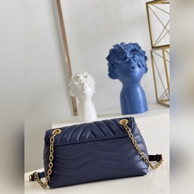 LV NEW WAVE сумка с цепочкой Сумка с цепочкой и V-образной стежк