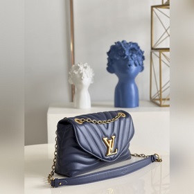 LV NEW WAVE сумка с цепочкой Сумка с цепочкой и V-образной стежк