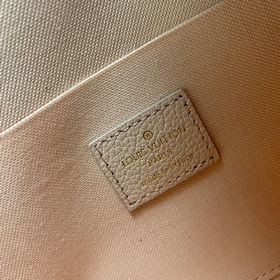 LV Модель M81359 Эта сумка Pochette Félicie с цепочкой из капсул